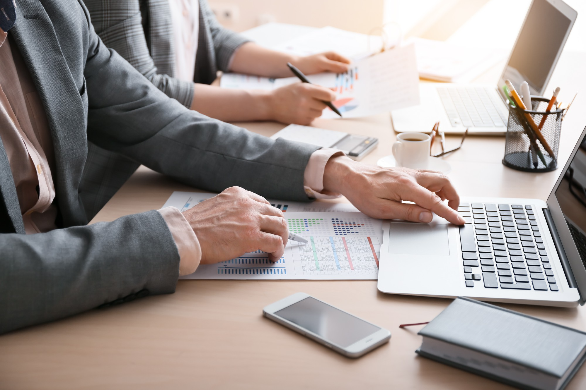 Kobieta pracująca na laptopie w kawiarni